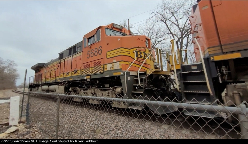 BNSF 5686